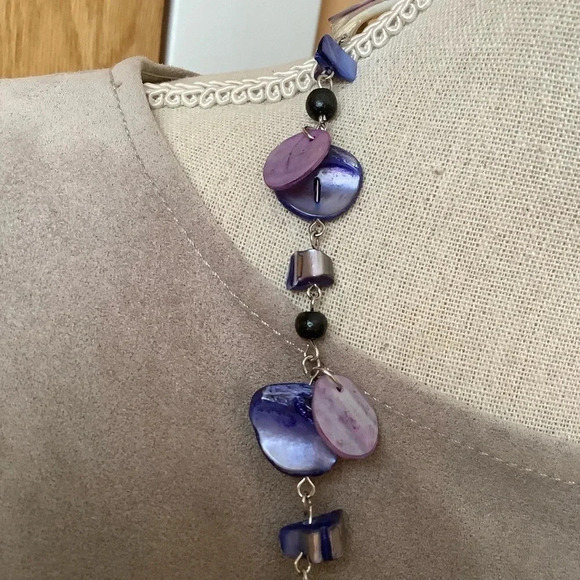 2/$30 VINTAGE Iridescent Blue Shell Necklace - Picture 5 of 10